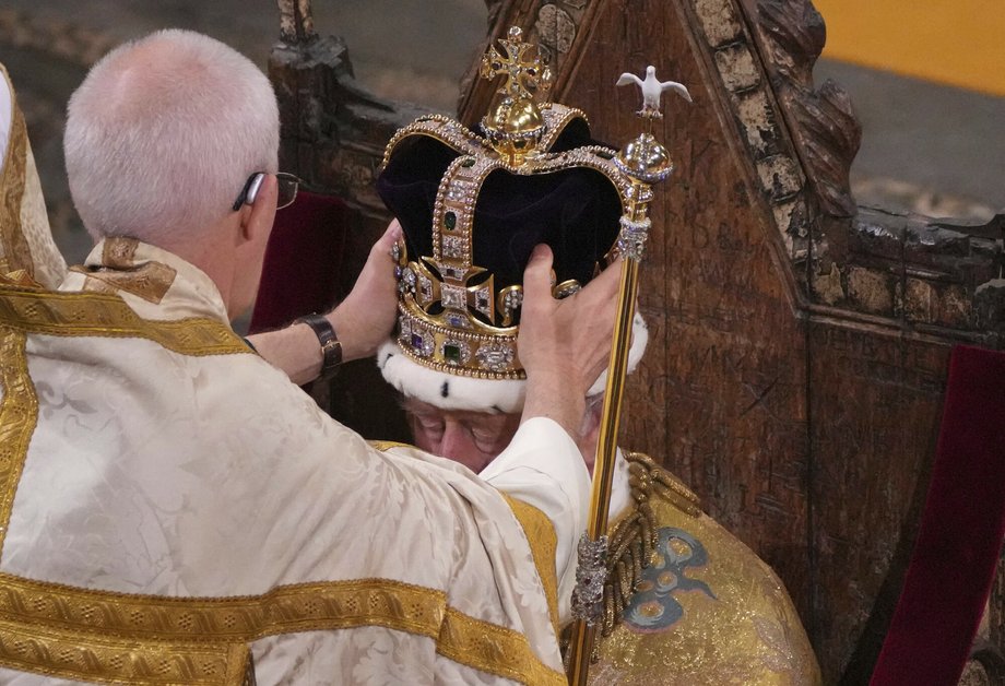 Korona św. Edwarda znalazła się na głowie Karola III.