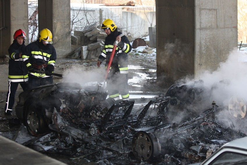 Kriminalci su zapalili oba vozila korišćena u pljački