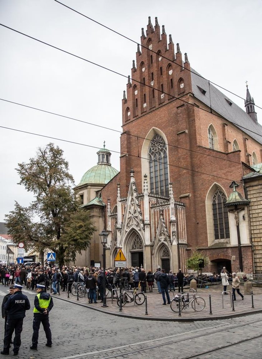 Profanacja w centrum Krakowa. 23-latek pociął zabytkowy krzyż i oblał go alkoholem