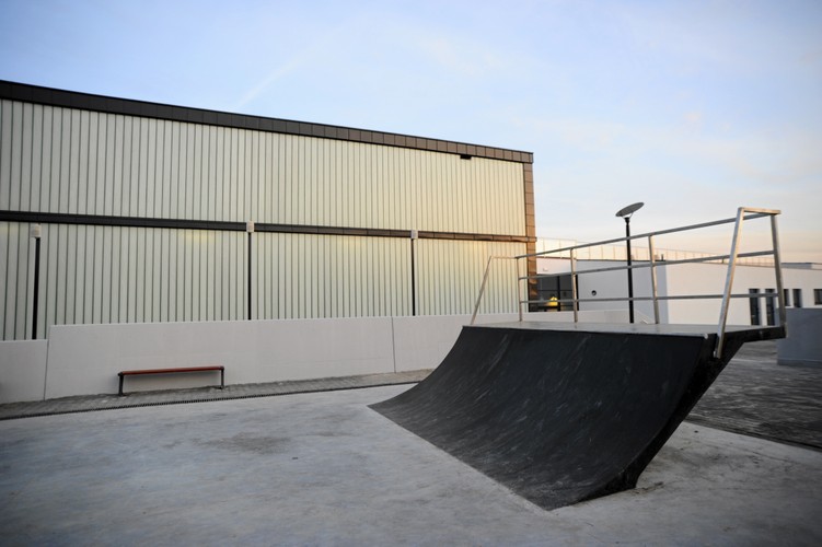 W CEiS powstał m.in skatepark. Aby szkoła była jak najbardziej ekologiczna, na terenie obiektu zainstalowano 24 kolektory słoneczne do ogrzewania ciepłej wody, a wewnątrz działa wentylacja z systemem rekuperacji, czyli odzysku ciepła.