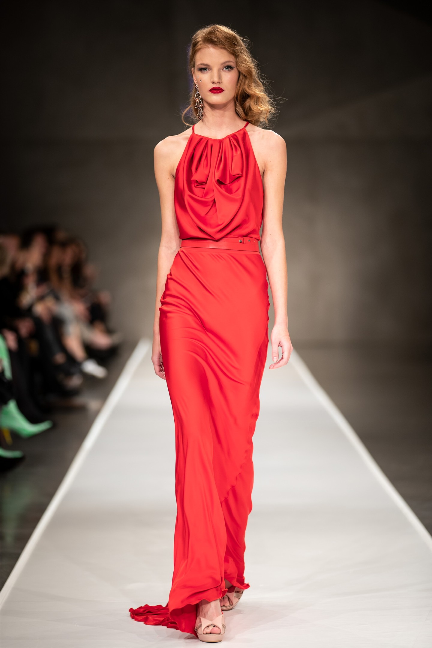 „Való igaz, hogy a menyecskeruháknál a piros szín és a rövid “pörgős” fazon a szokás/tradíció, de én sok esetben eltérek ettől" - nyilatkozta Merő Péter divattervező, akiről az a hír járja, hogy nem követi a divatirányzatokat, és inkább egyéni, egyszeri és megismételhetetlen kreációkban hisz. „Sokszor egy piros, de hosszú ruha, vagy egy rövid, de más színben elkészített darab a szokásosnál is emlékezetesebbé teheti a felemelő pillanatokat" - tette hozzá. „Gyakran készítünk fehér menyecske ruhát, mert aznap biztos, hogy senki nem lesz fehér színben (remélhetőleg)."