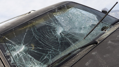 Halálos baleset: autójával fának csapódott egy 21 éves lány Adorjánházánál