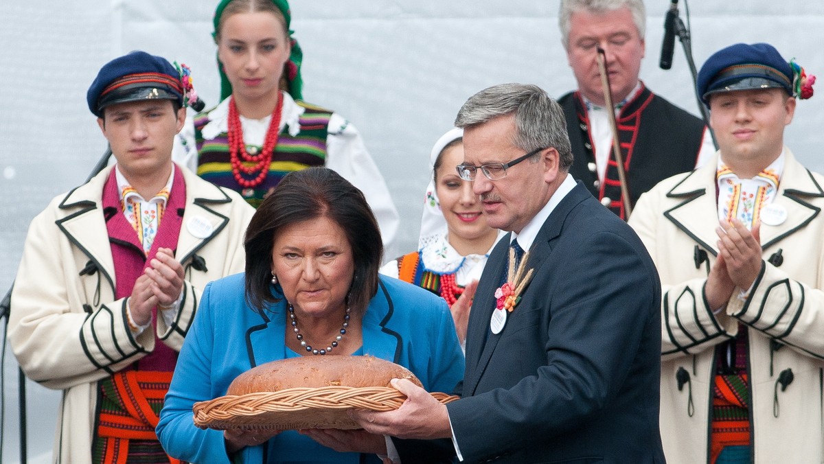 Prezydent Bronisław Komorowski powiedział podczas niedzielnych Dożynek Prezydenckich w Spale, że w polskiej wsi drzemie potencjał nie tylko gospodarczy, ale i związany z postawami ludzkimi. Przekonywał, że by móc skutecznie konkurować o szanse gospodarcze musimy być razem i współpracować.