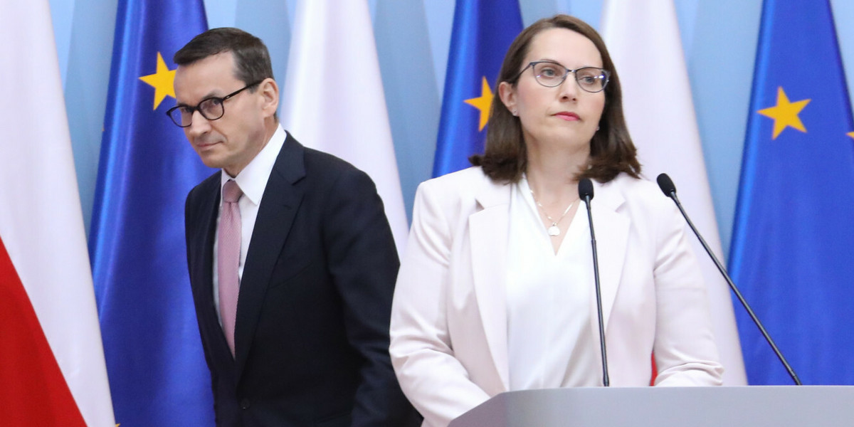 Minister finansów Magdalena Rzeczkowska i premier Mateusz Morawiecki na konferencji po posiedzeniu rządu, który przyjął projekt budżetu na 2023 r.
