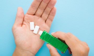 Milyen következményei lehetnek, ha a fiam sokat rágózik? Az orvos válaszol