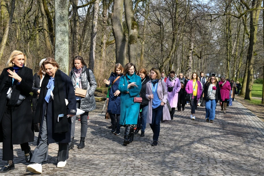 Dokładnie 100 par w sobotnie, marcowe południe poszło na “spacer po zmianę” po warszawskich Łazienkach Królewskich.