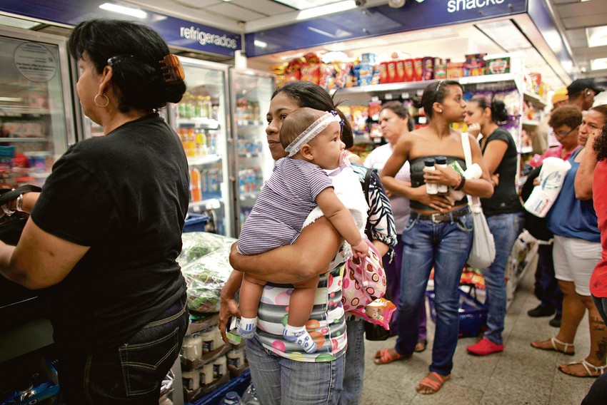 Redovi u radnjama
poput onih u Srbiji
devedesetih 