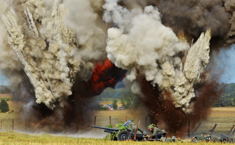 Inscenizacja bitwy pod Mławą to też największe tego typu widowisko plenerowe i jedno z nielicznych, które rozgrywane jest z wykorzystaniem oryginalnych fortyfikacji i ze szczególną dbałością o szczegóły historyczne.