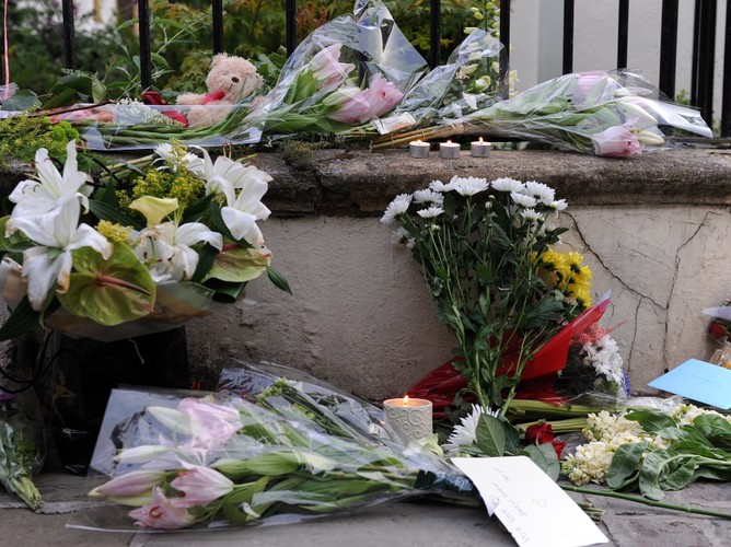 Kwiaty przed domem Amy Winehouse