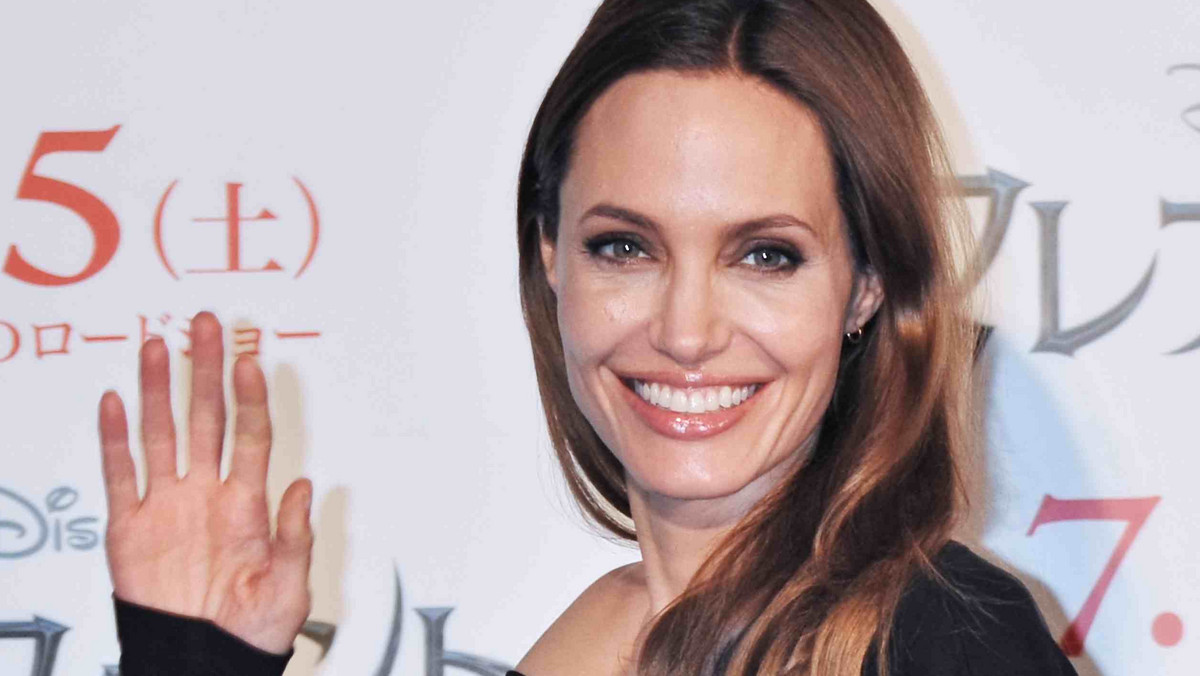 Liczba skierowań do klinik oraz poradni diagnozujących i leczących raka piersi zwiększyła się w Wielkiej Brytanii ponad dwukrotnie, po tym jak Angelina Jolie ogłosiła, że miała obustronną mastektomię, aby zapobiec rakowi piersi – informuje serwis „BBC News”.