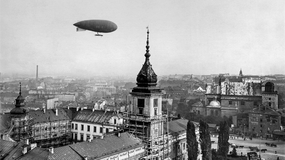 Sterowiec Lech przelatuje nad Zamkiem Królewskim (1926, domena publiczna).