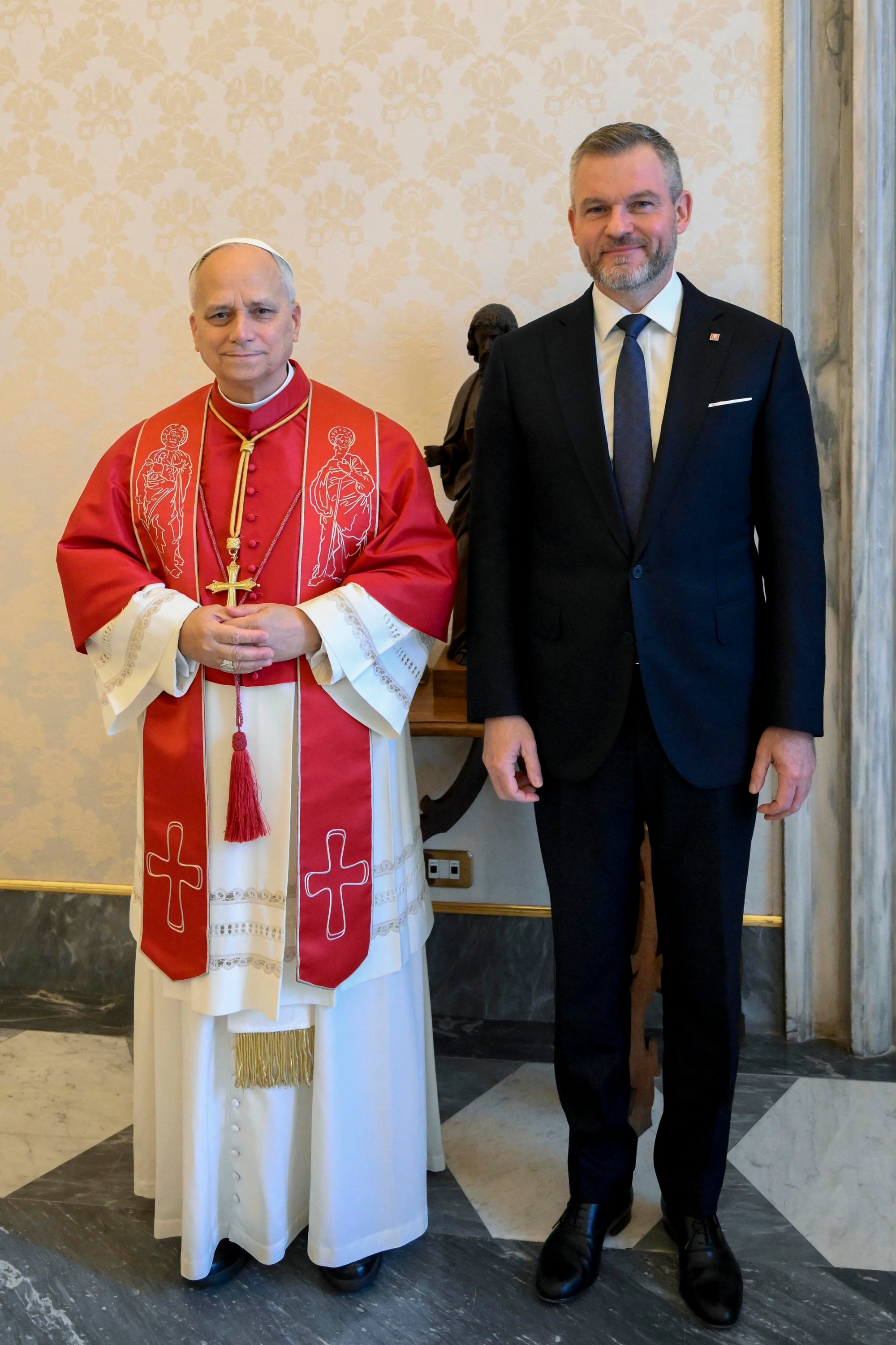 Na snímke pápež Lev XIV. (vľavo) a slovenský prezident Peter Pellegrini.