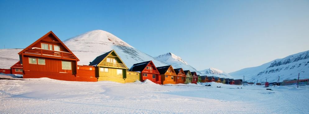 Longyearbyen – norweskie miasto położone w Arktyce. W mieście, które jest ośrodkiem wydobycia węgla kamiennego mieszka 1,8 tys. osób. Nie jest to przyjazne miejsce do życia. Zagrożeniem są niedźwiedzie polarne. Jednak najbardziej dziwne w tym mieście jest prawo, które zakazuje pochówku zmarłych. Jest to związane z wyjątkowo niskimi temperaturami, które tam panują, co uniemożliwia rozkład ciała.