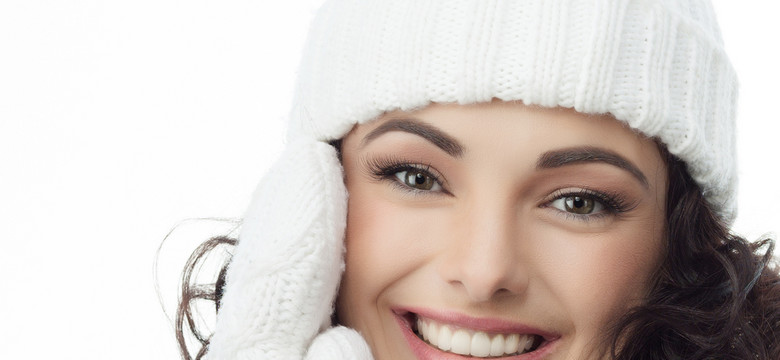 Co zrobić, by włosy nie cierpiały pod czapką? Porady ekspertki