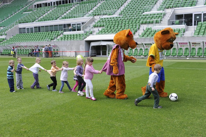 Przedszkolaki na stadionie we Wrocławiu