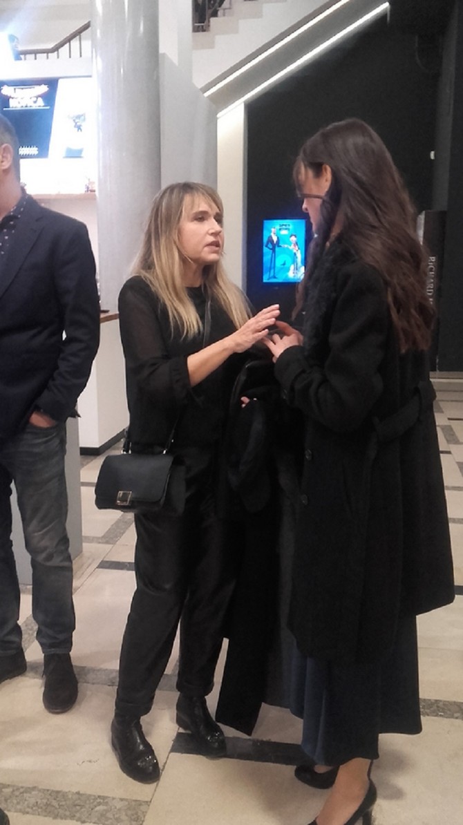 Anica Dobra sa prijateljicom