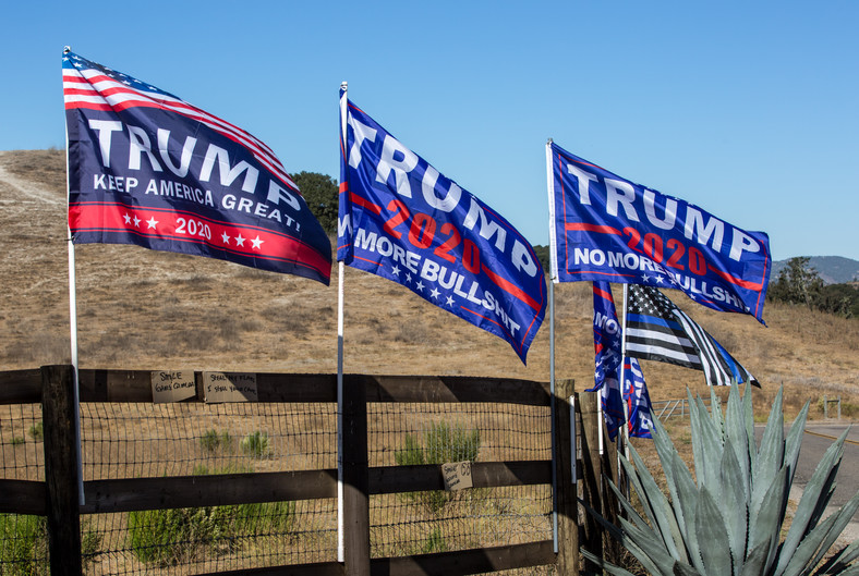 Flagi zwolenników Donalda Trumpa. 2 listopada 2020 r., Solvang w stanie Kalifornia