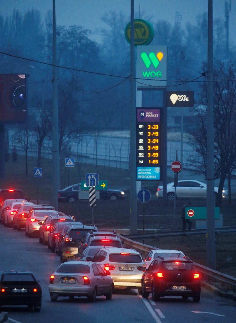 Kolejka aut przed stacją benzynową, Kijów, Ukraina, 24 lutego 2022 r. 