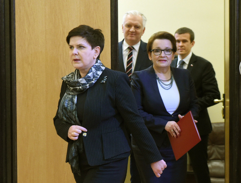 W ramach przeglądu resortów Beata Szydło w środę rano spotkała się z wicepremierem, ministrem nauki i szkolnictwa wyższego Jarosławem Gowinem, minister edukacji Anną Zalewską i ministrem sportu Witoldem Bańką.