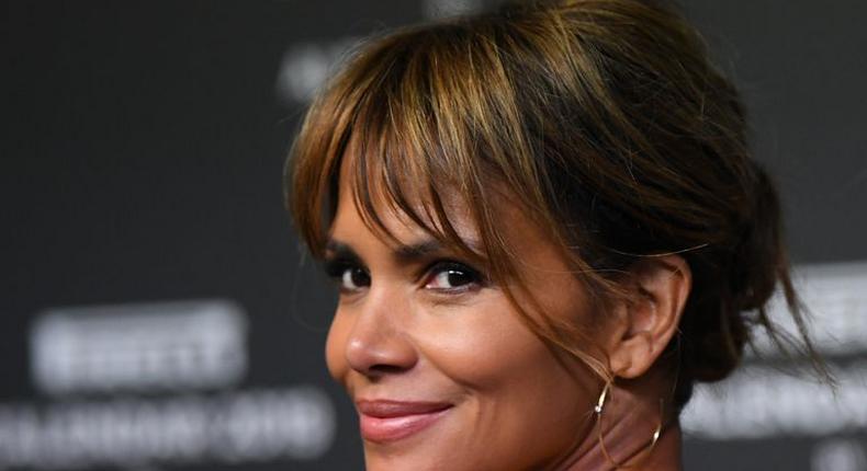 ___9202983___2018___12___15___17___halle-berry-walks-the-red-carpet-ahead-of-the-2019-pirelli-news-photo-1068835516-1544816266