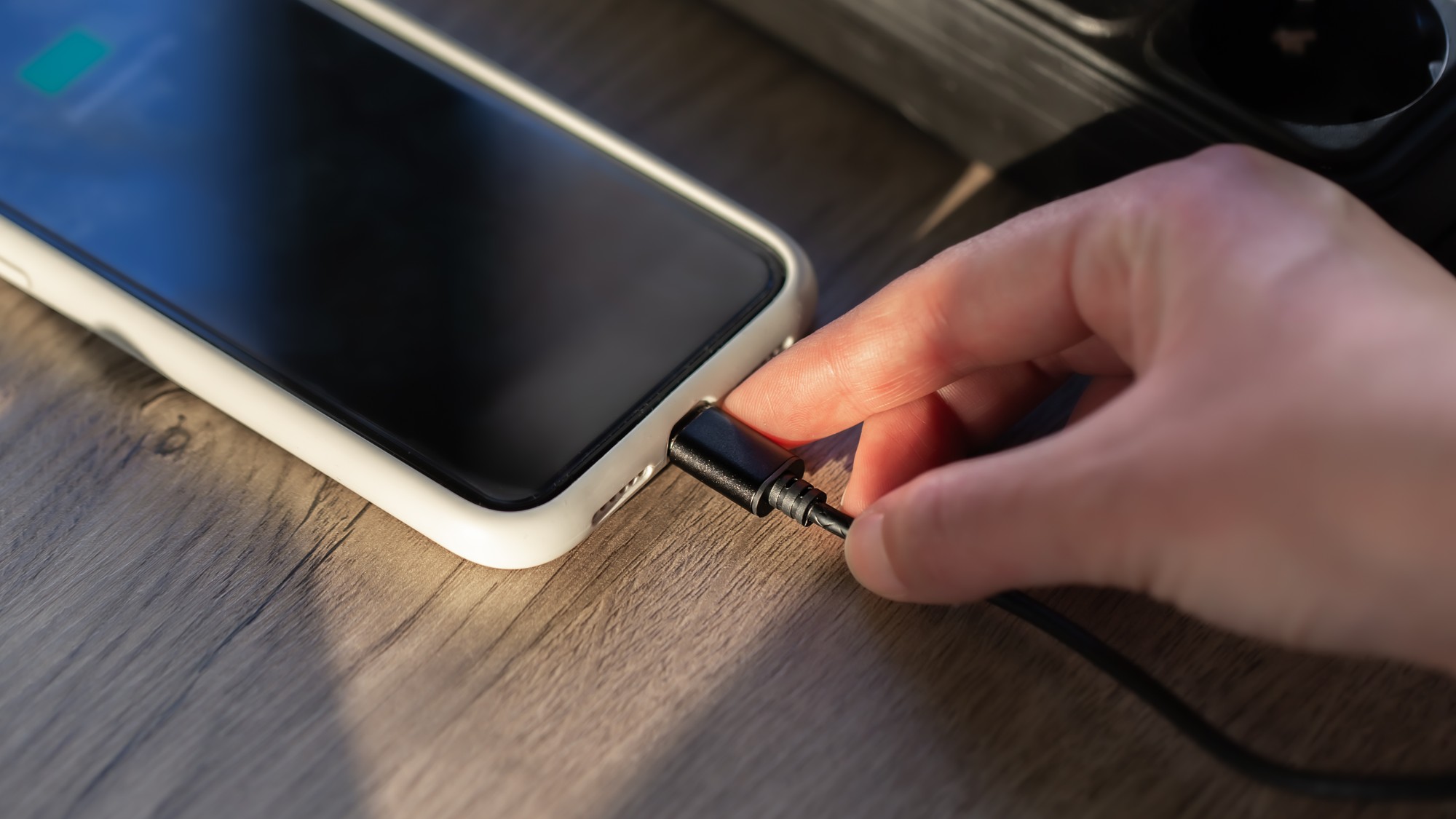 Aj pri takej bežnej činnosti, akou je nabíjanie smartfónu, môže záležať na poradí jednotlivých krokov. Huawei odporúča najskôr pripojiť nabíjačku do zásuvky a až potom kábel do telefónu. (Ilustračný obrázok)