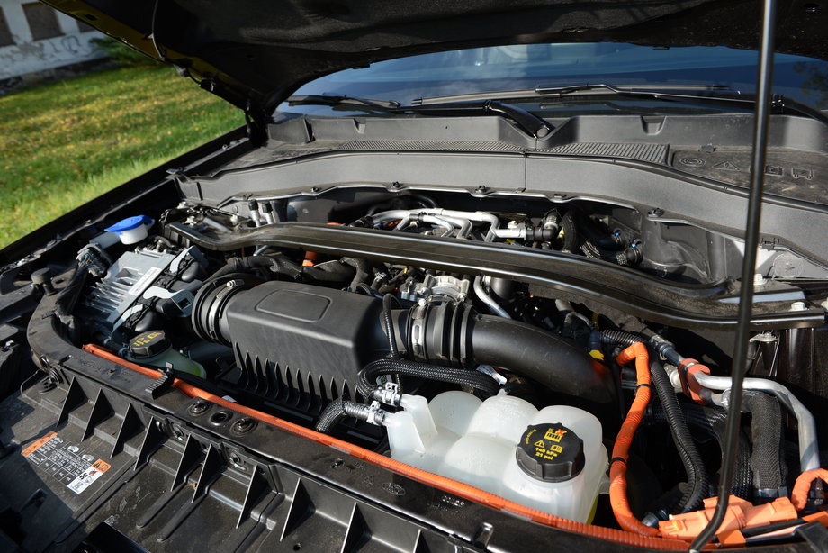 Ford Explorer 3.0 V6 Plug-in Hybrid ma pod maską 3-litrowy silnik V6. Dzięki niemu Ford nawet podczas przyspieszania nie jest głośny, a do uszu podróżnych dociera miły klang 6-cylindrowego silnika.