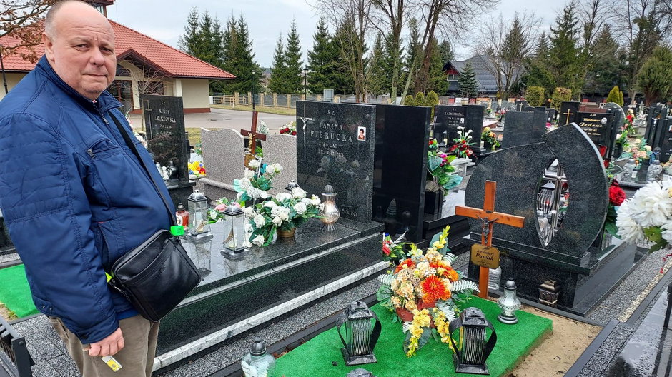 Sławomir Pawlik, założyciel "Stop cmentarnemu wyzyskowi", przy grobie ojca w kwietniu 2022 r.