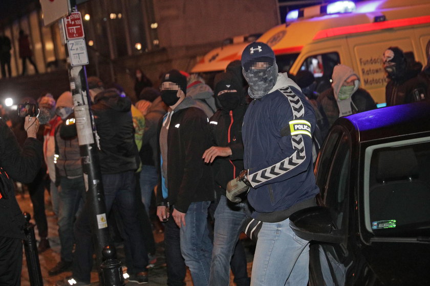 Policja zapowiada konsekwencje wobec osób, które umieściły w sieci wizerunki funkcjonariuszy