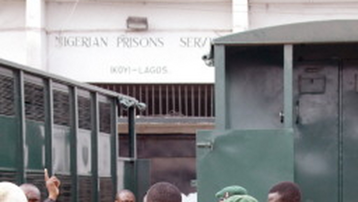732 przestępców, w tym 150 islamistów, uciekło z więzienia w Bauchi na północy Nigerii po wtorkowym zaatakowaniu go przez domniemanych członków sekty islamskiej - poinformował dyrektor więzień w stanie Kano.