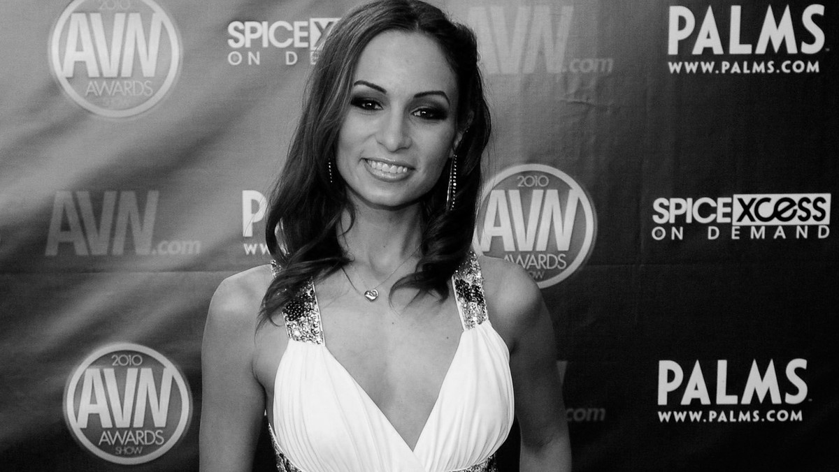 Amber Rayne, gwiazda filmów porno, została znaleziona martwa w swoim domu w Los Angeles. Oficjalne przyczyny śmierci nie są znane. Miała 31 lat.