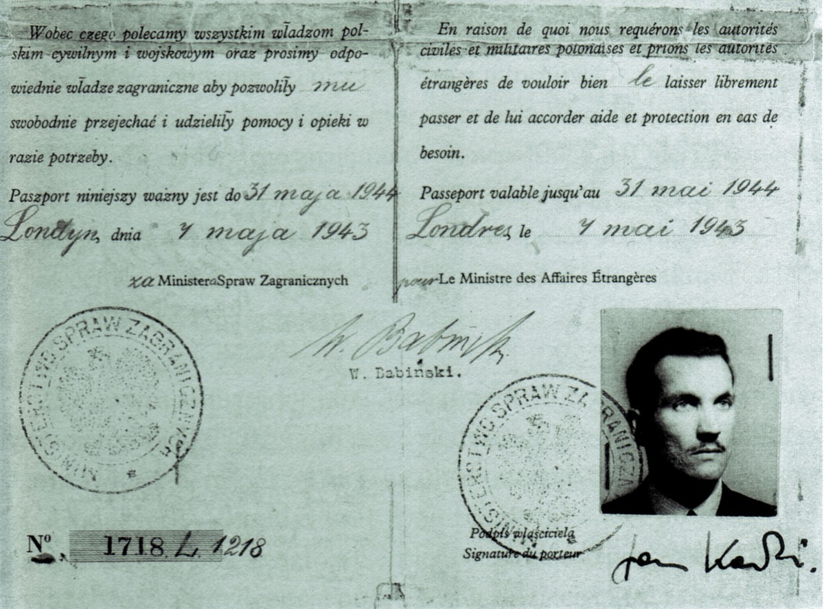 Paszport dyplomatyczny Jana Karskiego, wystawiony 4 maja 1943 r. w Londynie i podpisany przez zastepcę sekretarza generalnego Ministerstwa Spraw Zagranicznych Wacława Babińskiego