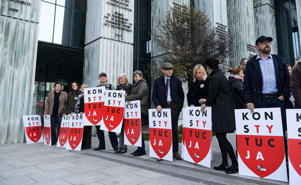 Ubrał pomnik Lecha Kaczyńskiego w koszulkę. Sąd tłumaczy, dlaczego nie zajmie się sprawą