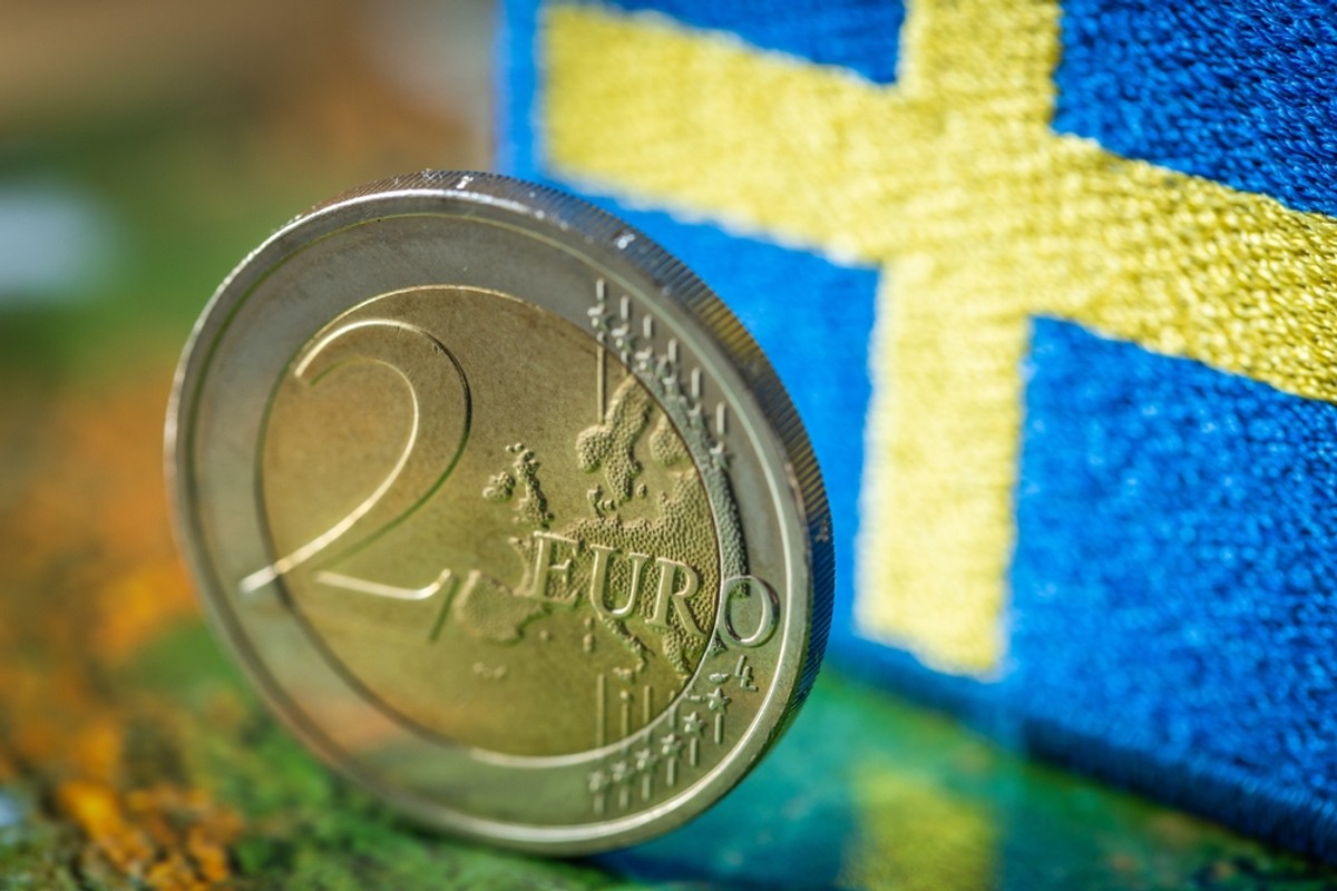 2,Euro,Coin,On,The,Background,Of,The,Flag,Of