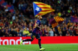 Liga hiszpańska: Mozaika z 90 tysięcy kartonów na Camp Nou przed El Clasico