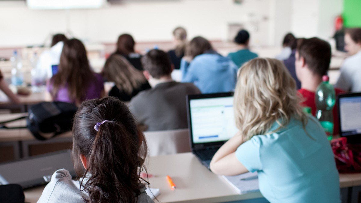 Prawo i Sprawiedliwość chce podnieść jakość kształcenia studentów. W związku z tym zniknąć mają trzyletnie studia licencjackie, a regułą mają być studia magisterskie - donosi "Rzeczpospolita".