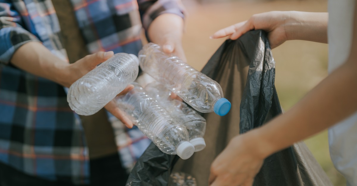 Od 1 października plastikowe butelki już nie do żółtego pojemnika. Co się zmieni w segregacji odpadów?