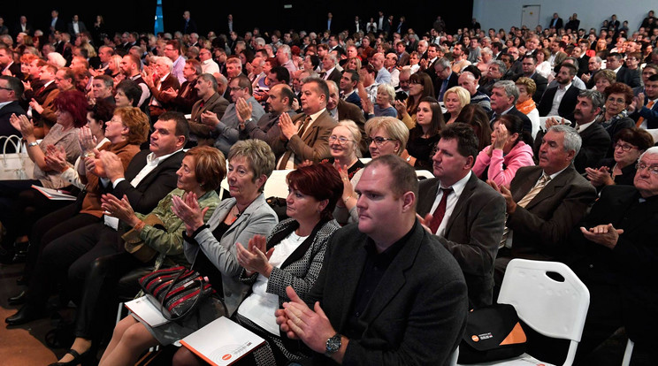 Tapsoló küldöttek a kongresszuson / Fotó: MTI