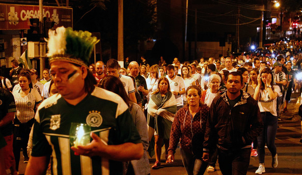 Tysiące osób uczciło pamięć piłkarzy Chapecoense w rocznicę tragedii