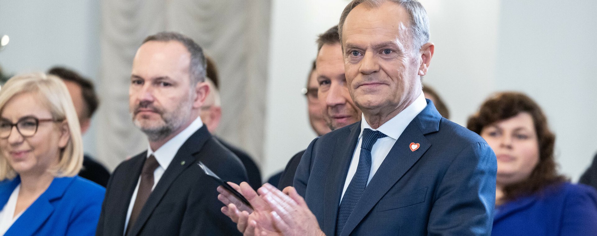 Rząd chce wprowadzić ulgę w opłacaniu składek przez przedsiębiorców. Na zdjęciu m.in. premier Donald Tusk i minister rozwoju Krzysztof Hetman