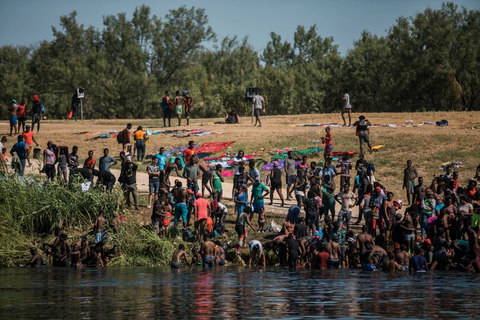 Migranti iz Haitija prelaze Rio Grande