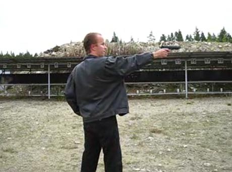 Zabójca pozostawił w internecie filmy, na których widać go zawsze w tej samej sytuacji - z bronią na strzelnicy