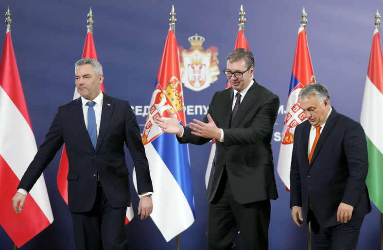 Prezydent Serbii Aleksandar Vucić z kanclerzem Austrii Karlem Nehammerem i premierem Węgier Viktorem Orbanem przed ich trójstronnym spotkaniem w Belgradzie, 16 listopada 2022 r.