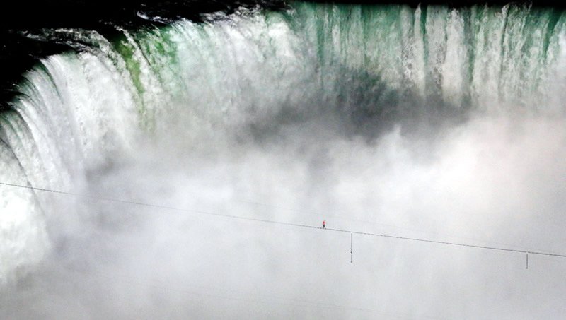 Nik Wallenda jest pierwszym człowiekiem, który przeszedł na linie nad nurtem wodospadu