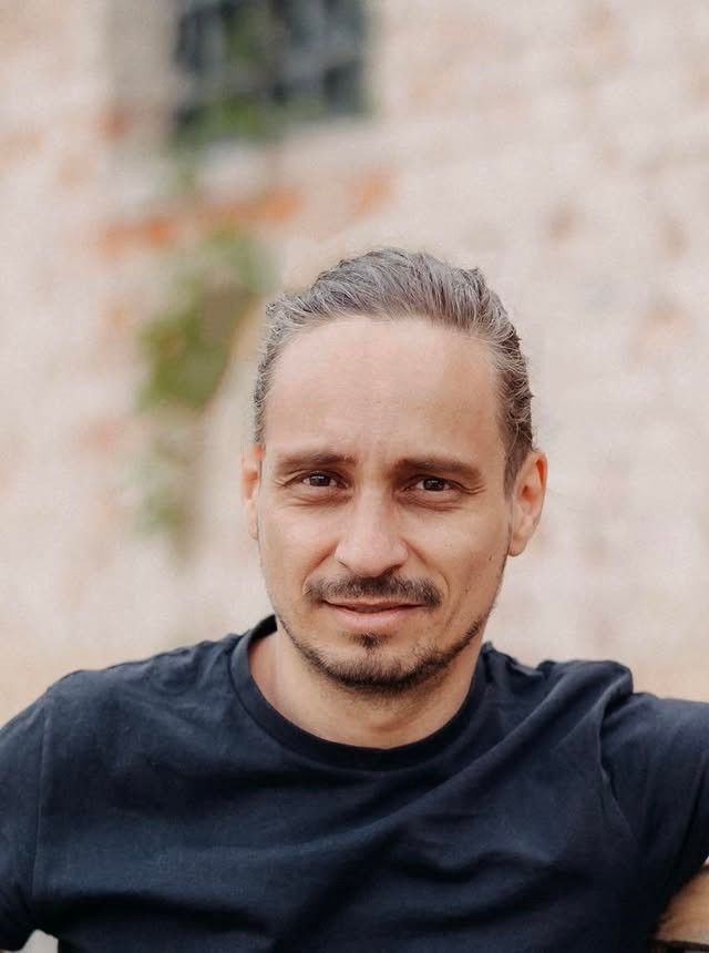 Český politik Honza Mádl je bratom herca a režiséra Jiřího Mádla.