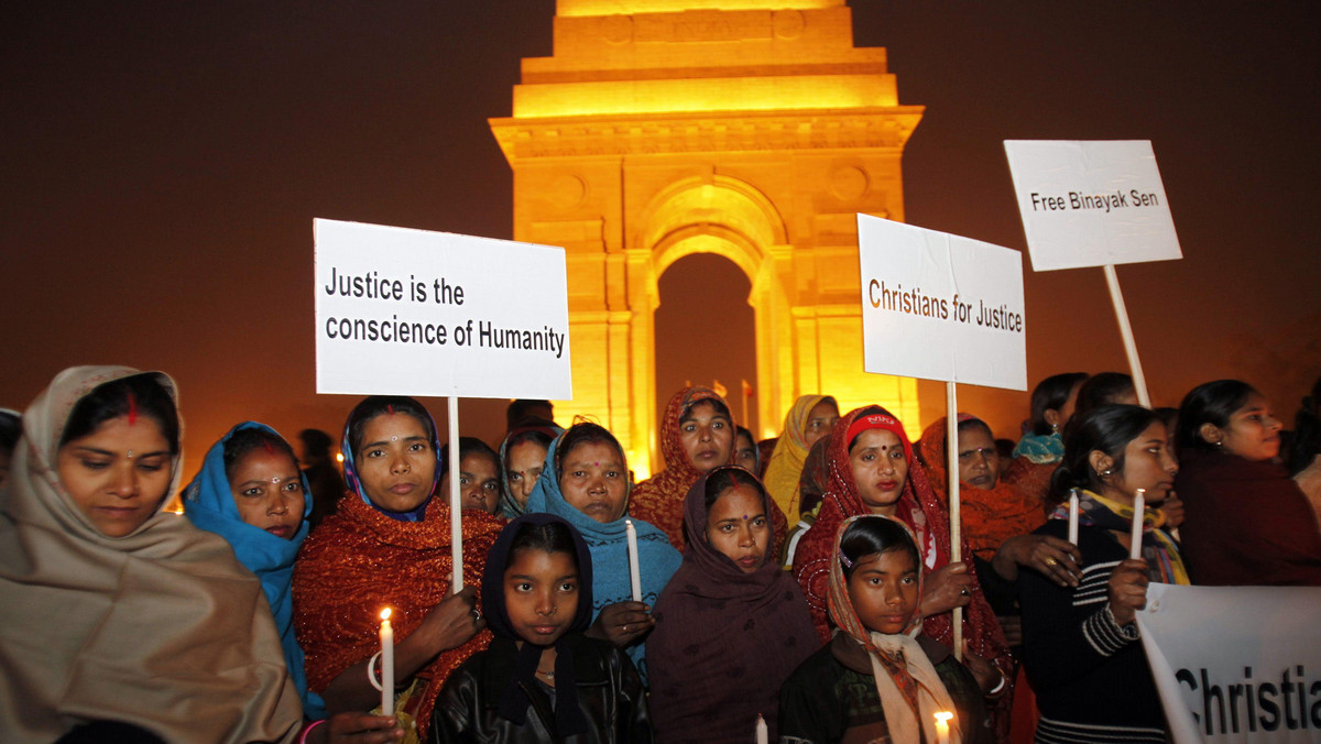 Grupa 40 laureatów Nagrody Nobla zażądała natychmiastowego zwolnienia za kaucją indyjskiego obrońcy praw człowieka Binayaka Sena, skazanego na dożywocie za wspieranie komunistycznych partyzantów na wschodzie Indii - podała agencja Associated Press. Natomiast indyjski sąd odrzucił wniosek o zwolnienie Sena za kaucją.