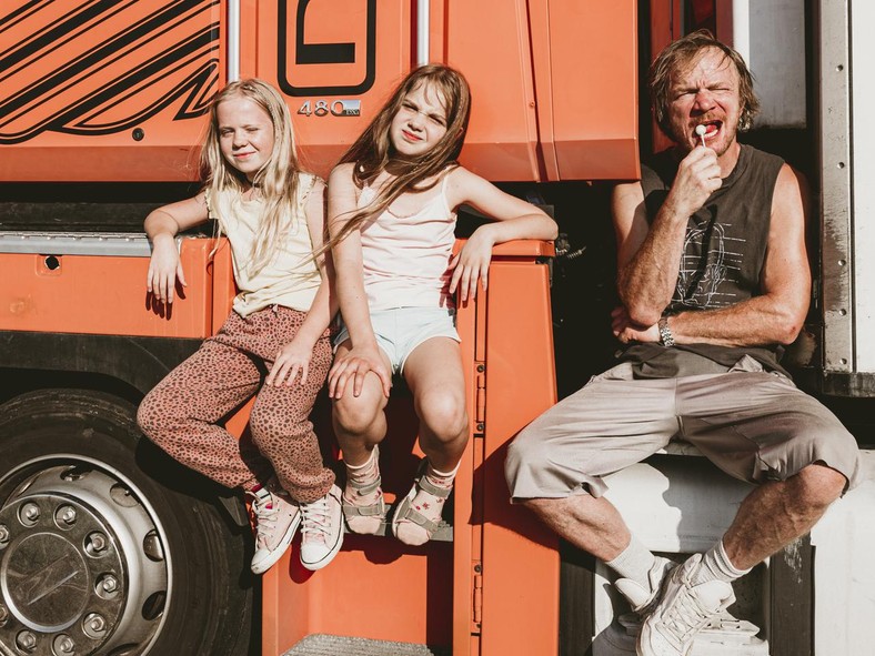 Klaudia Kurak, Polina Gromowa i Eryk Lubos w filmie "Tata" (fot. WarnerBros) 