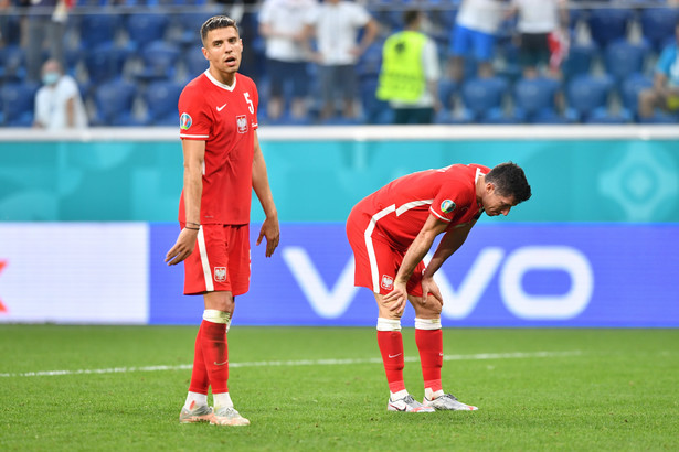 Robert Lewandowski (P) i Jan Bednarek (L)