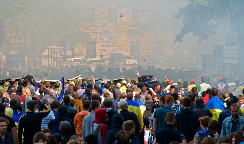 Ulicami Odessy miała przejść pokojowa manifestacja kibiców piłkarskich i zwolenników Majdanu. Zakłócić ją starali się uzbrojeni radykałowie.