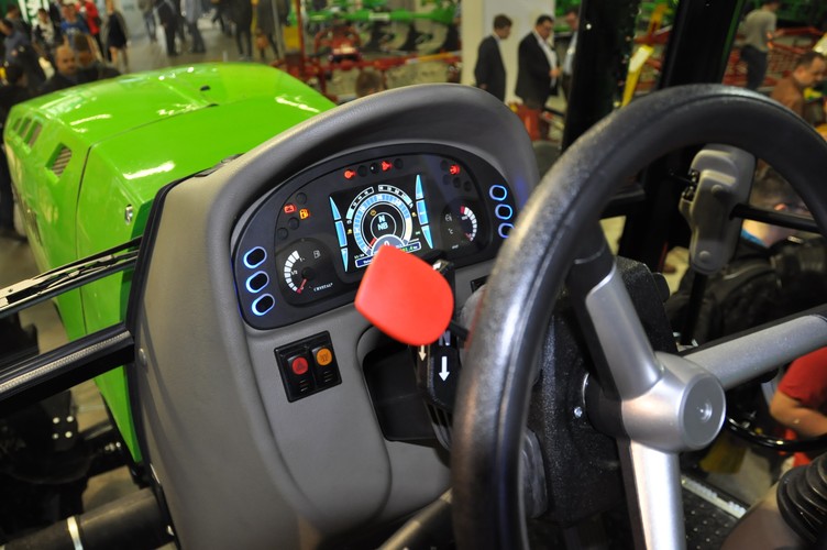 Polsko producent traktorów o średniej i dużej mocy zaprezentował nową tablicę wyposażoną w 5,6 calowy ekran, na którym wyświetlana jest m.in [1]. prędkość obrotowa silnika, prędkość pojazdu oraz aktualny bieg główny pojazdu. Ponadto znajduje się na niej pełna
informacja o stanie wałka odbioru mocy, wyświetlany jest czas pracy, przejechany dystans, zużycie paliwa (całkowite i chwilowe oraz komunikaty o ewentualnych problemach maszyny.