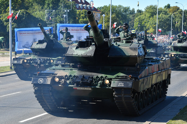Czołgi Leopard na defiladzie "Silna Biało-Czerwona" z okazji Święta Wojska Polskiego 2023